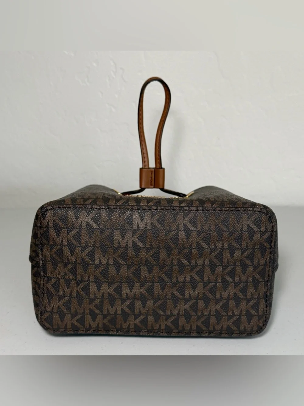 Michael Kors Suri Small Logo Bucket Bag - Picture 5 of 9